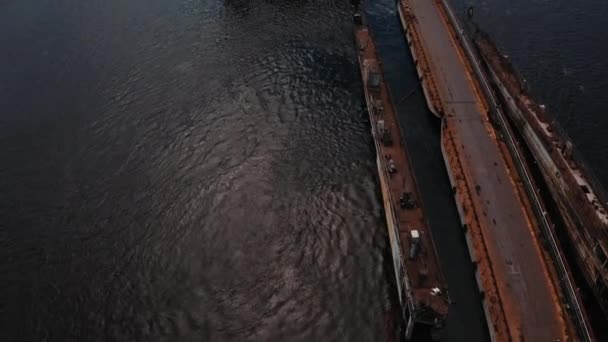 Navire en construction et en réparation sur un quai à Riga, Lettonie. Vue aérienne d'en haut.