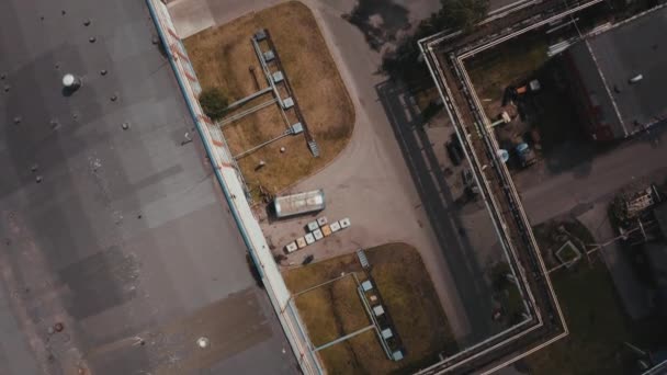 Gros plan sur les trains de marchandises. Vue aérienne de trains de marchandises colorés sur la gare. Wagons avec marchandises sur le chemin de fer. Industrie lourde. Scène conceptuelle industrielle avec des trains. Vue de dessus depuis un drone volant 