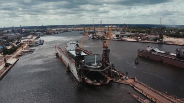 ラトビアのリガにある埠頭で建造修理中の船 上からの空中像 — ストック動画