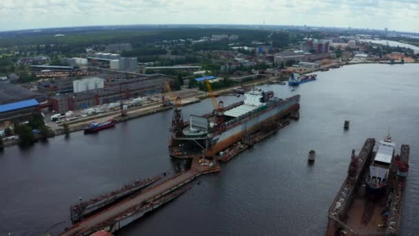 Schip Wordt Gebouwd Gerepareerd Een Werf Riga Letland Luchtfoto Van — Stockvideo