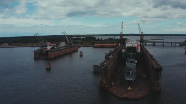 Nave Construcción Reparada Muelle Riga Letonia Vista Aérea Desde Arriba — Vídeos de Stock