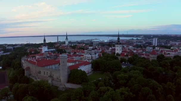 日落时对爱沙尼亚塔林老城惊人的无人驾驶飞机射击 美丽的爱沙尼亚 — 图库视频影像