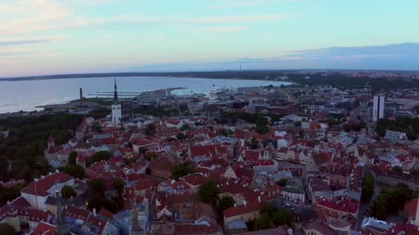 Úžasný Letecký Snímek Starého Města Tallinnu Estonsku Při Západu Slunce — Stock video