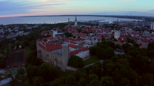 Geweldige Luchtfoto Van Oude Stad Tallinn Estland Bij Zonsondergang Mooi — Stockvideo