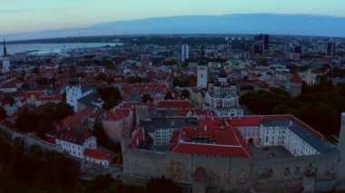 Günbatımında Estonya 'nın Tallinn şehrinin inanılmaz insansız hava aracı görüntüleri. Güzel Estonya. 