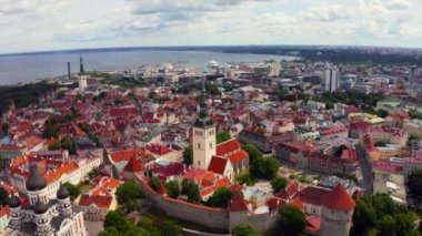 Eski Tallinn şehrinin turuncu çatıları ve dar caddeleri var..