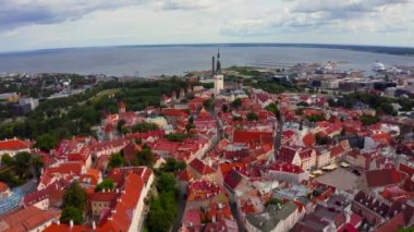 Eski Tallinn şehrinin turuncu çatıları ve dar caddeleri var..