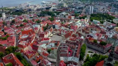 Eski Tallinn şehrinin turuncu çatıları ve dar caddeleri var..