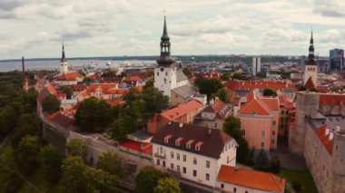 Eski Tallinn şehrinin turuncu çatıları ve dar caddeleri var..
