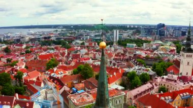 Eski Tallinn şehrinin turuncu çatıları ve dar caddeleri var..