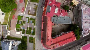 Eski Tallinn şehrinin turuncu çatıları ve dar caddeleri var..