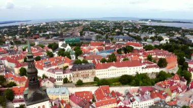 Eski Tallinn şehrinin turuncu çatıları ve dar caddeleri var..