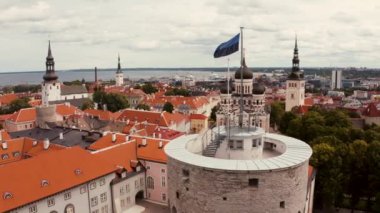 Eski Tallinn şehrinin üzerinde esen Estonya bayrağı.
