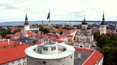 Eski Tallinn şehrinin üzerinde esen Estonya bayrağı.