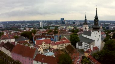 Eski Tallinn şehrinin turuncu çatıları ve dar caddeleri var..