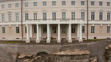 Estonya 'daki eski Tallinn kasabasının üzerinde uçuyor. Arka planda Baltık Denizi olan şehrin havadan görünüşü. 