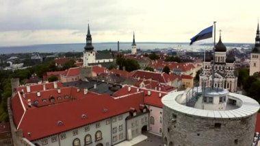 Eski Tallinn şehrinin üzerinde esen Estonya bayrağı.