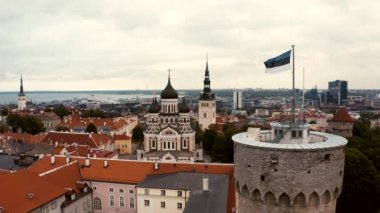 Eski Tallinn şehrinin üzerinde esen Estonya bayrağı.