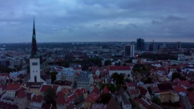 Günbatımında Estonya 'nın Tallinn şehrinin inanılmaz insansız hava aracı görüntüleri. Güzel Estonya.