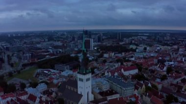 Günbatımında Estonya 'nın Tallinn şehrinin inanılmaz insansız hava aracı görüntüleri. Güzel Estonya.