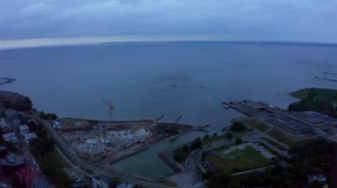Günbatımında Estonya 'nın Tallinn şehrinin inanılmaz insansız hava aracı görüntüleri. Güzel Estonya.