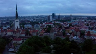 Günbatımında Estonya 'nın Tallinn şehrinin inanılmaz insansız hava aracı görüntüleri. Güzel Estonya.