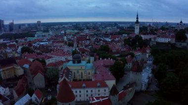 Günbatımında Estonya 'nın Tallinn şehrinin inanılmaz insansız hava aracı görüntüleri. Güzel Estonya.