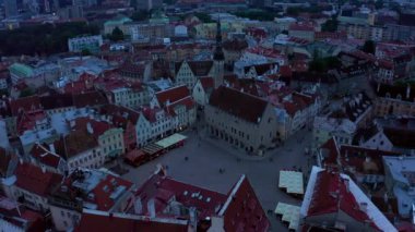 Günbatımında Estonya 'nın Tallinn şehrinin inanılmaz insansız hava aracı görüntüleri. Güzel Estonya.