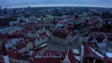 Günbatımında Estonya 'nın Tallinn şehrinin inanılmaz insansız hava aracı görüntüleri. Güzel Estonya.