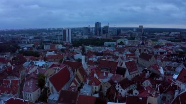 Günbatımında Estonya 'nın Tallinn şehrinin inanılmaz insansız hava aracı görüntüleri. Güzel Estonya.
