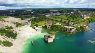 Terk Edilmiş Rummu Taş Ocağı, Estonya. Manzaralı arazi manzarası. Beyaz kum dağı ve taşlar. Panoramik Manzara. Kireçtaşı ocağının erozyonu. Sandy tepesi.