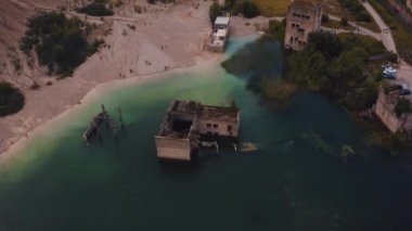 Rummu, Estonya. 20 Haziran 2020. Terk Edilmiş Rummu Taş Ocağı, Estonya. Manzaralı arazi manzarası. Beyaz kum dağı ve taşlar. Panoramik Manzara. Kireçtaşı ocağının erozyonu. Sandy tepesi.