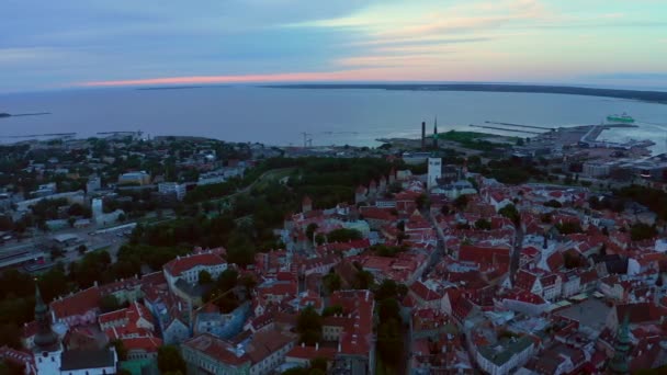 日没時にエストニアのタリンの古い町の素晴らしい空中ドローンショット 美しいエストニア — ストック動画