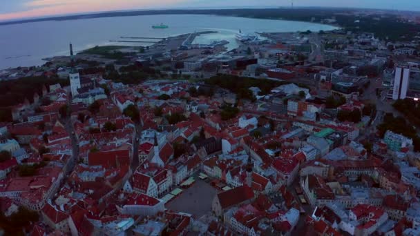 Increíble Disparo Aéreo Drones Del Casco Antiguo Tallin Estonia Atardecer — Vídeos de Stock