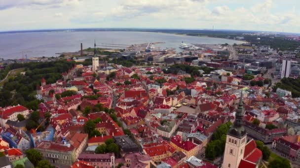 Vista Aérea Del Casco Antiguo Tallin Con Techos Anaranjados Calles — Vídeo de stock