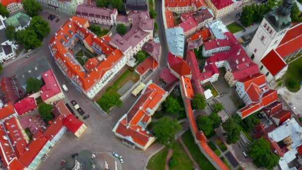 Αεροφωτογραφία Της Παλιάς Πόλης Του Ταλίν Πορτοκαλί Στέγες Και Στενά — Αρχείο Βίντεο