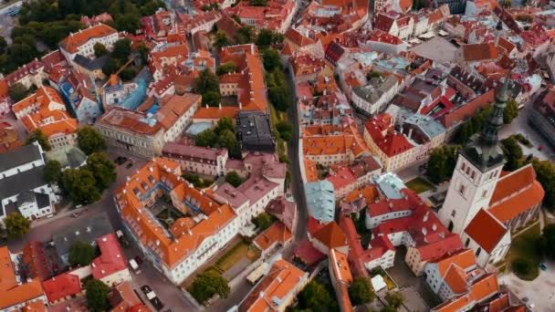 Luftaufnahme Der Altstadt Von Tallinn Mit Orangefarbenen Dächern Und Engen — Stockvideo