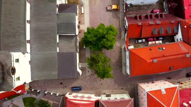 Flygfoto Över Tallinns Gamla Stad Med Orange Tak Och Smala — Stockvideo