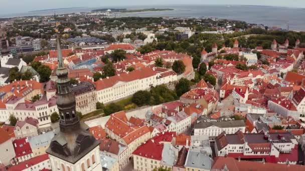 Luftaufnahme Der Altstadt Von Tallinn Mit Orangefarbenen Dächern Und Engen — Stockvideo