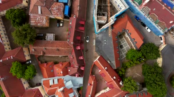 タリン旧市街の空中写真 オレンジの屋根と下の狭い通り — ストック動画