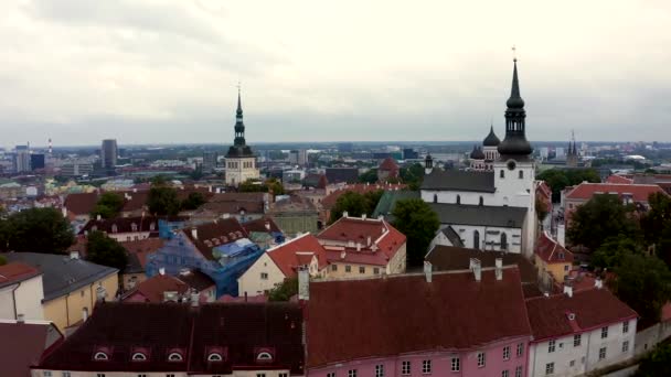 Widok Lotu Ptaka Stare Miasto Tallin Pomarańczowymi Dachami Wąskimi Uliczkami — Wideo stockowe