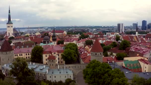 Vista Aérea Cidade Velha Tallinn Com Telhados Laranja Ruas Estreitas — Vídeo de Stock