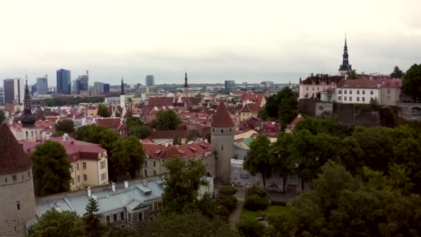 Vista Aérea Cidade Velha Tallinn Com Telhados Laranja Ruas Estreitas — Vídeo de Stock