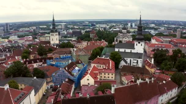 Vista Aérea Cidade Velha Tallinn Com Telhados Laranja Ruas Estreitas — Vídeo de Stock