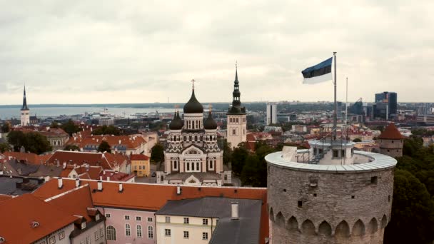 Bandeira Estoniana Vento Sobre Cidade Velha Tallinn — Vídeo de Stock