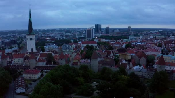 Fantastisk Flygdrönarbild Tallinns Gamla Stad Estland Vid Solnedgången Vackra Estland — Stockvideo