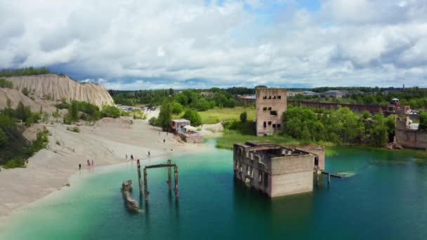 爱沙尼亚Rummu的废弃采石场 风景的土地 白色的沙滩 还有石头 全景视图 石灰石采石场的侵蚀桑迪山 — 图库视频影像