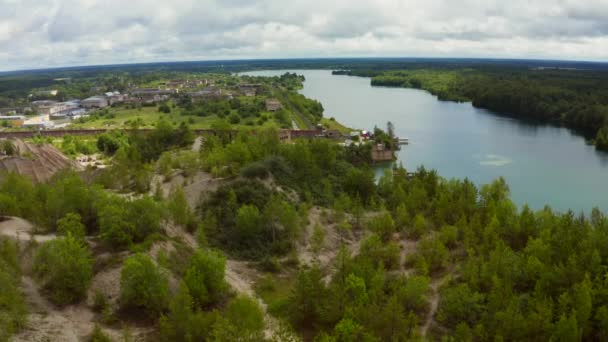 爱沙尼亚Rummu的废弃采石场 风景的土地 白色的沙滩 还有石头 全景视图 石灰石采石场的侵蚀桑迪山 — 图库视频影像