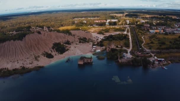 爱沙尼亚 鲁穆市 2020年6月20日 爱沙尼亚Rummu的废弃采石场 风景的土地 白色的沙滩 还有石头 全景视图 石灰石采石场的侵蚀桑迪山 — 图库视频影像