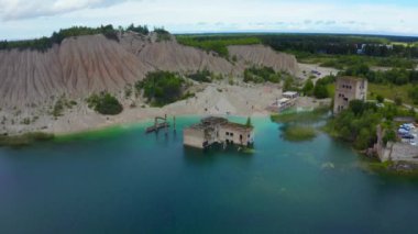 Rummu, Estonya. 20 Haziran 2020. Terk Edilmiş Rummu Taş Ocağı, Estonya. Manzaralı arazi manzarası. Beyaz kum dağı ve taşlar. Panoramik Manzara. Kireçtaşı ocağının erozyonu. Sandy tepesi.